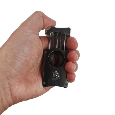 Caseti cigar cutter V-Blade Dark Gun i handen
