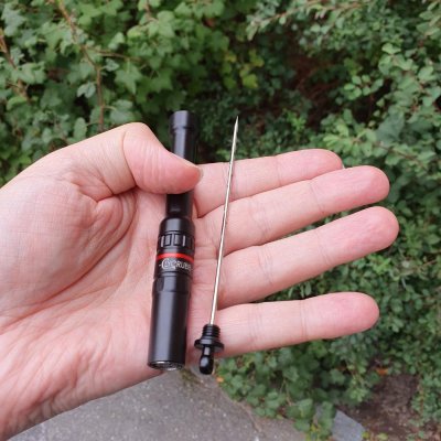 Clycrubb Double-Blade Punch cutter i handen