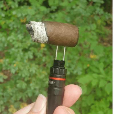 Clycrubb Double-Blade Punch cutter i handen utomhus