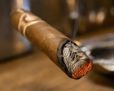 Varför brinner cigarren snett?